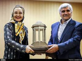 هدیه  کتایون ریاحی به وزیر علوم! + تصاویر