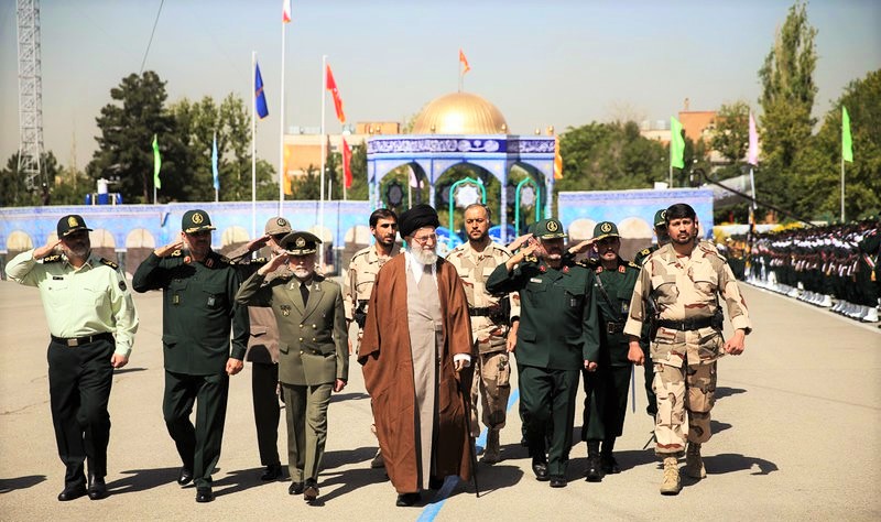 با هیاهو، جنجال و شعار دادن برای مخالفت با کسی یا جلسه‌ای موافق نیستم