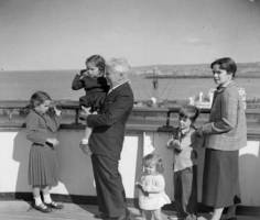 «چارلی چاپلین » روی عرشه کشتی ملکه بریتانیا! عکس