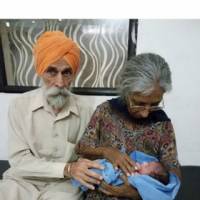 زن مسن نخستین فرزند خود را به دنیا آورد