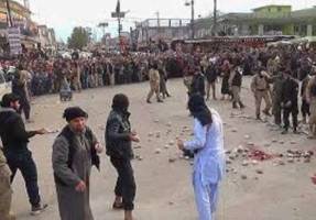 داعش یک زن و 20 جوان را در موصل سنگسار کرد