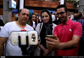 سلفی با ترانه علیدوستی در فرودگاه امام! + عکس