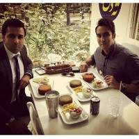 بازیگر مرد معروف در رستوران! + عکس