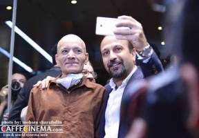 سلفی اصغر فرهادی با پیرمرد بیمار