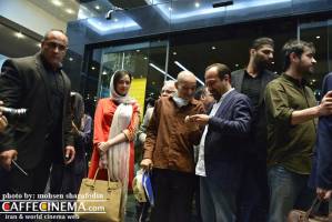 سلفی ترانه علیدوستی و اصغر فرهادی با پیرمرد بیمار! + عکس