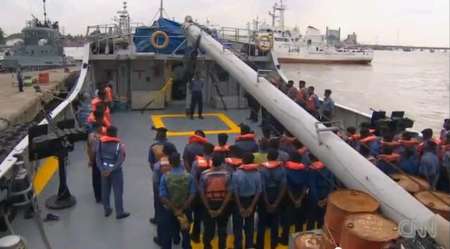  از گذرگاههای آبی کشور دفاع می کنیم