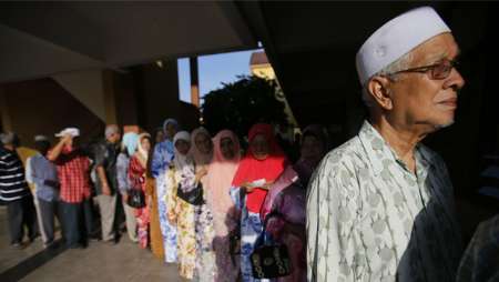'ماهاتیر' در پی شکست نخست وزیر مالزی در انتخابات پیش رو