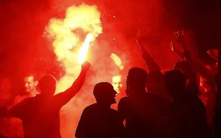 پلیس ضد شورش فرانسه شماری از تماشاگران آشوبگر انگلیسی را دستگیر کرد