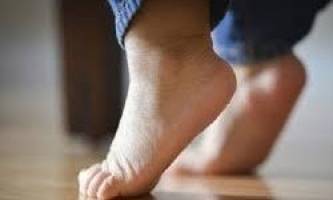 چرا برخی کودکان روی پنجه پا راه می‌روند؟