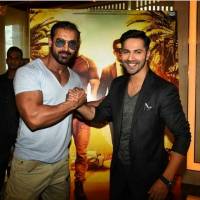 جان آبراهام در اکران فیلم جدیدش! + عکس