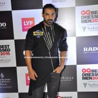 جان آبراهام با تیپی عجب و متفاوت در اکران فیلم جدیدش! + عکس