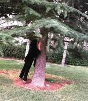 بوسیدن درخت توسط خانم بازیگر! + عکس