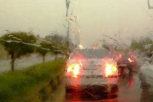 بارش باران و ترافیک نیمه سنگین در جاده ها