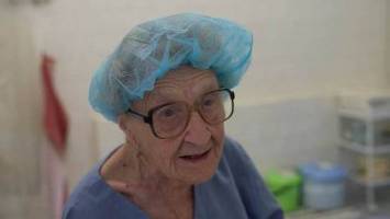 مسن ترین پزشک جراح زن جهان