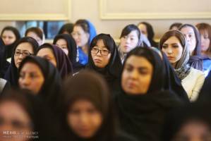 زنان در غرب ابزار هستند