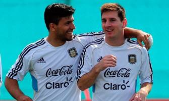 همراهی بازیکنان آرژانتین با مسی