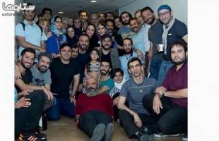 عکس یادگاری هنرمندان با بازیگران مجلس ضربت زدن