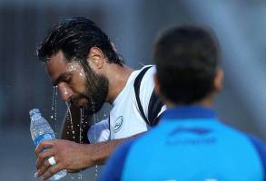 زیر کولر می‌نشینند و از تیم ملی انتقاد می‌کنند