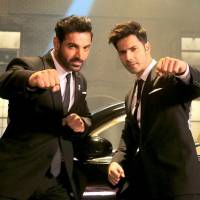 جان آبراهام و وارون در نمایی از فیلم دوشوم! + عکس