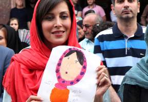 تیپ متفاوت مهتاب کرامتی در حراج خیریه رشت! + عکس