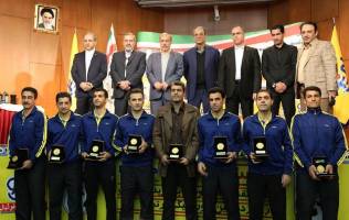 اهدا اولین سوت طلا به داور برتر فوتبال