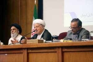 تأکید آیت الله هاشمی رفسنجانی بر اهمیت همکاری دولت و مجلس برای حل مشکلات کشور