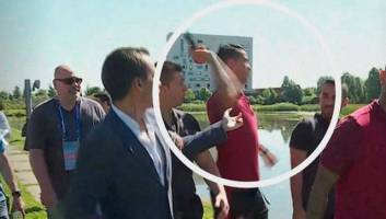 او چه رهبری است که میکروفون به دریاچه می‌اندازد؟