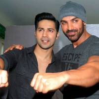 جان آبراهام و وارون در اکران دیشوم! + عکس