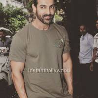 تیپ متفاوت جان آبراهام در اکران دیشوم! + عکس