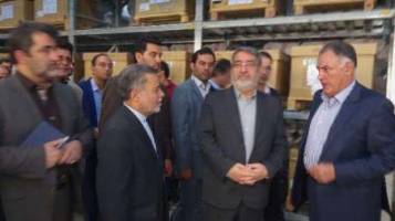وزیر کشور از یک واحد تولیدی در شهرک صنعتی یزد بازدید کرد