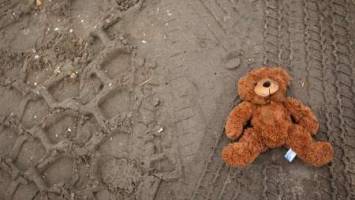 کودک گرسنه آمریکایی اسباب بازی اش را فروخت