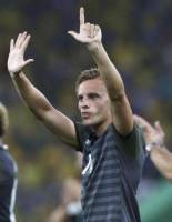 عذرخواهی مدافع آلمان از هواداران برزیل بعد از نشان دادن عدد هفت