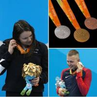 نابینایان مدال آور پارلمپیک به صدای مدال های خود گوش می‌دهند