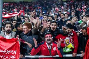 درگیری شدید میان هواداران استقلال و پرسپولیس در آزادی