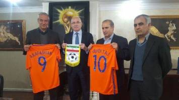 شوخی رئیس فدراسیون فوتبال هلند با تاج