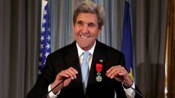 جان کری نشان افتخار «لژیون دونور» فرانسه را دریافت کرد