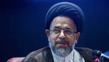 جای سوال است که چرا وقتی وزیر اطلاعات می گوید ما حتی یک مدیر دوتابعیتی سراغ نداریم و اگر کسی سراغ دارد معرفی کند صدا و سیما از کنار آن با سکوت می گذرد