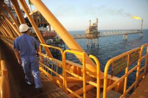 کاهش تولید ۲۰۰ هزار بشکه نفت