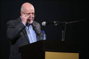 اقتصاد سیاسی چیزی است که ما امروز به‌خاطر آن کتک می‌خوریم