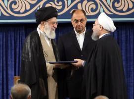 رهبر انقلاب حکم تنفیذ حسن روحانی را اعطا کردند+دستخط