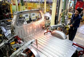 تولید چند وانت متوقف شد