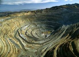 ایران با ۱۴۰۰ میلیارد دلار سرمایه معدنی چه می‌کند؟