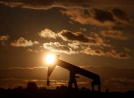 عقب‌گرد قیمت نفت در برابر صعود دلار