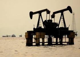 روند کاهش قیمت نفت توقف‌ناپذیر ماند