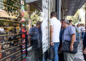 خرید دلار توسط خانه‌دارها در پوشش مسافر