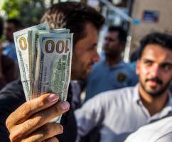 صرافان: بازار ارز قمارخانه شده است