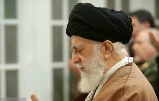 رهبر انقلاب بر پیکر آیت‌الله هاشمی‌شاهرودی اقامه نماز می‌کنند