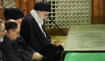 رهبر انقلاب در حرم امام خمینی(ره) و گلزار شهدا حضور یافتند