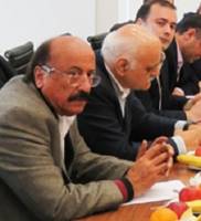 دولت در کنار هر بخش خصوصی دکان میزند