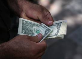 قیمت دلار در صرافی‌های بانکی وارد کانال ۱۰ هزار تومان شد